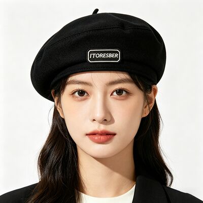 Beret Hitam Klasik Cap dengan Ketahanan Tinggi Hanya Perawatan Tangan campuran wol lembut dengan label huruf dan serbaguna untuk semua musim
