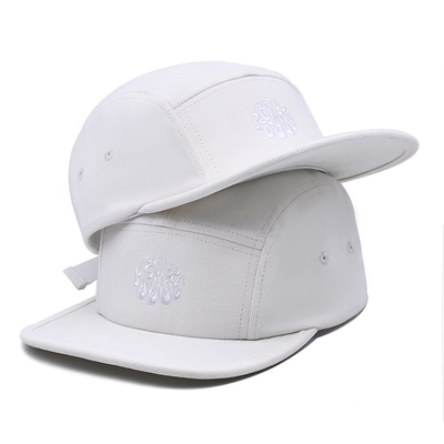 Topi pinggiran datar 5 panel dengan naungan matahari yang modis dan topi olahraga yang dapat disesuaikan untuk musim panas