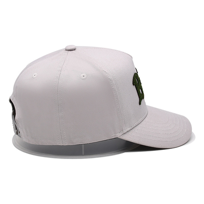 Visor melengkung topi bisbol lima panel dengan jahitan untuk mencocokkan warna kain dengan patch melekat