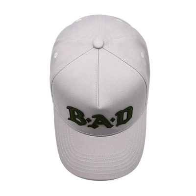 Visor melengkung topi bisbol lima panel dengan jahitan untuk mencocokkan warna kain dengan patch melekat