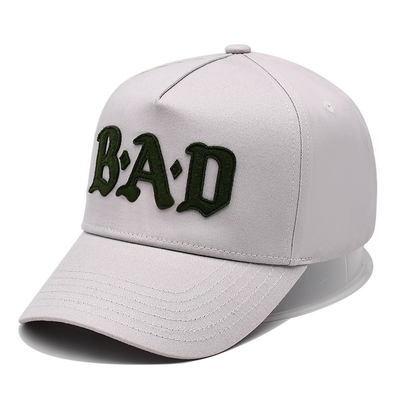 Visor melengkung topi bisbol lima panel dengan jahitan untuk mencocokkan warna kain dengan patch melekat