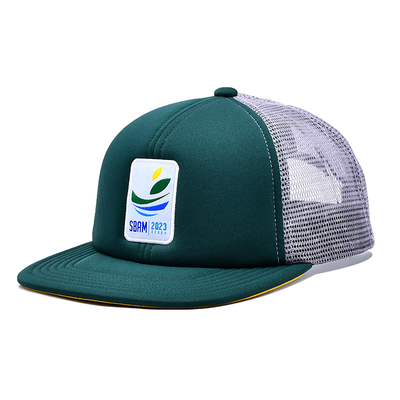 Customized Sponge Comfortable 6 Panel Flat Visor Dibangun Trucker Cap Dengan Patch bordir