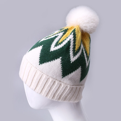 Custom bordir Beanie Musim dingin rajutan Strip berpola hangat lembut Pompom Puff cetak Beanie Produsen