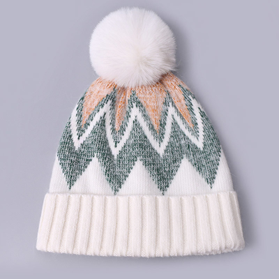Custom bordir Beanie Musim dingin rajutan Strip berpola hangat lembut Pompom Puff cetak Beanie Produsen
