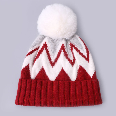 Custom bordir Beanie Musim dingin rajutan Strip berpola hangat lembut Pompom Puff cetak Beanie Produsen
