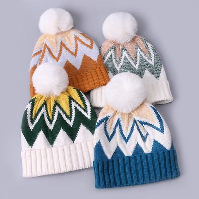 Custom bordir Beanie Musim dingin rajutan Strip berpola hangat lembut Pompom Puff cetak Beanie Produsen