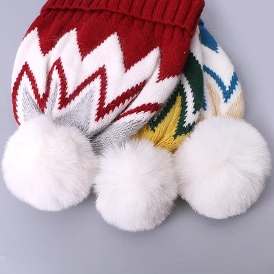 Custom bordir Beanie Musim dingin rajutan Strip berpola hangat lembut Pompom Puff cetak Beanie Produsen