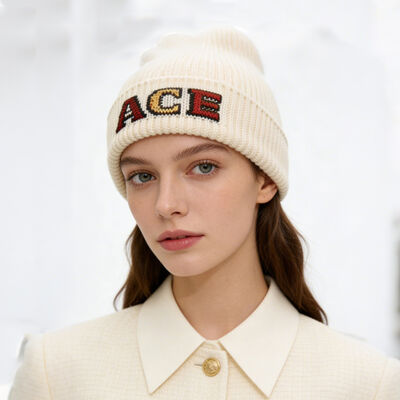 Topi topi wol yang dapat disesuaikan memberikan isolasi alami dan tampilan klasik yang sempurna untuk koleksi pakaian musim dingin