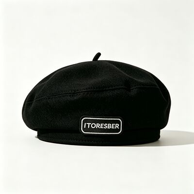 Beret Hitam Klasik Cap dengan Ketahanan Tinggi Hanya Perawatan Tangan campuran wol lembut dengan label huruf dan serbaguna untuk semua musim