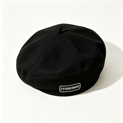Beret Hitam Klasik Cap dengan Ketahanan Tinggi Hanya Perawatan Tangan campuran wol lembut dengan label huruf dan serbaguna untuk semua musim