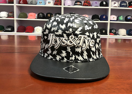 Topi snapback cetak flat bill hitam dan putih kustom