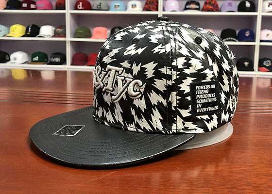 Topi snapback cetak flat bill hitam dan putih kustom